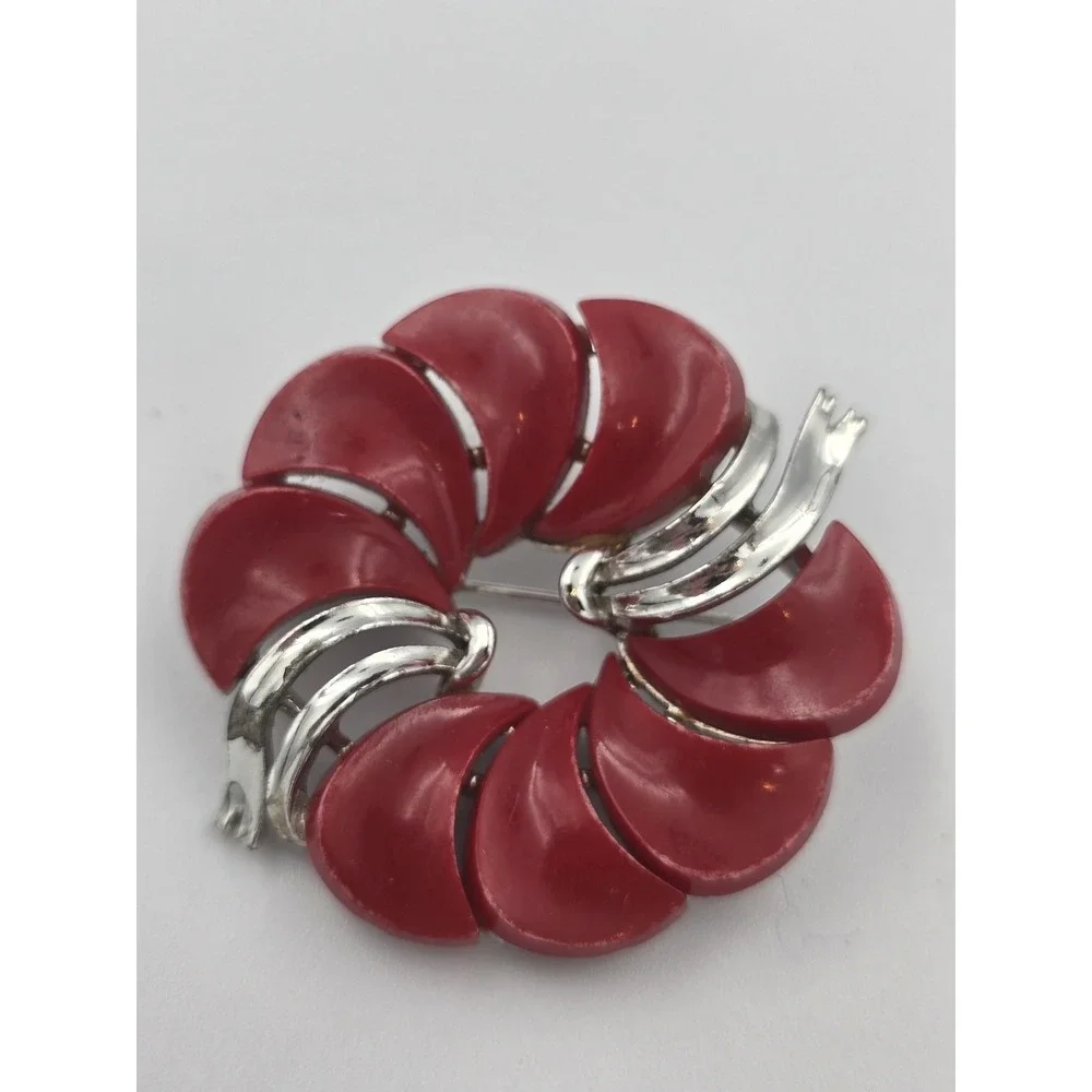 Vintage Lisner Red Thermoset Silver Tone Wreath Brooch Pin‎ Mid-Century Modern